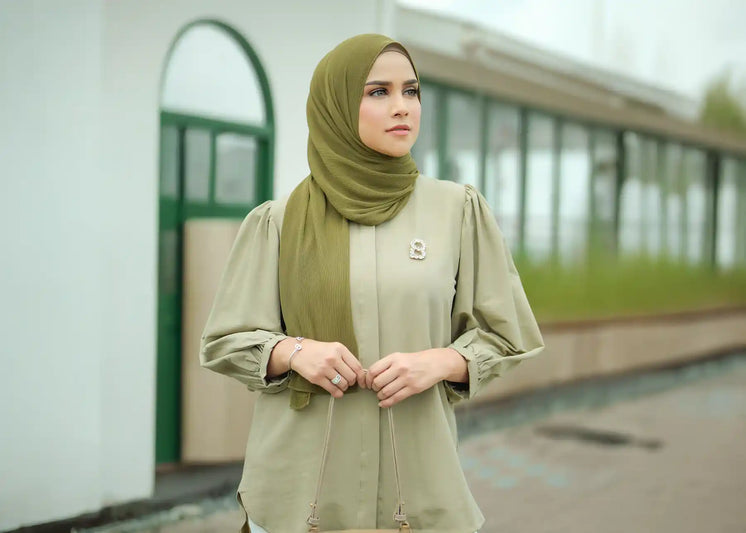 Baju Hijau Army Cocok dengan Jilbab Warna Apa