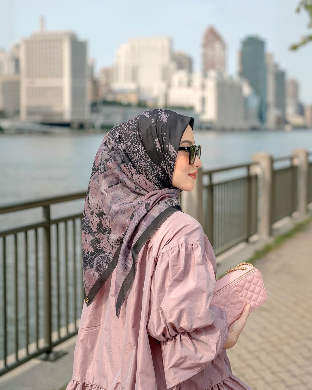 Wajib Tahu! Ini Dia 7 Warna Hijab yang Bikin Wajah Cerah