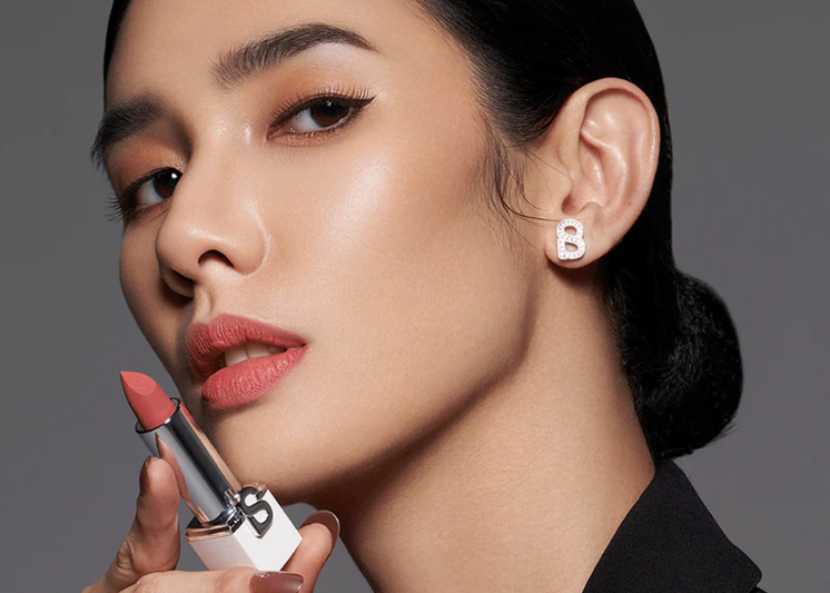 6 Pilihan Lipstik Warna Bibir Natural yang Tahan Lama