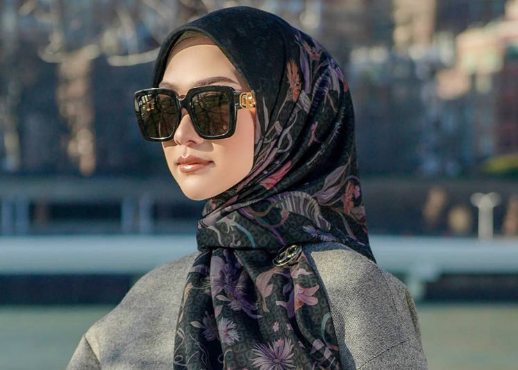 7 Warna Jilbab yang Cocok untuk Baju Abu-abu