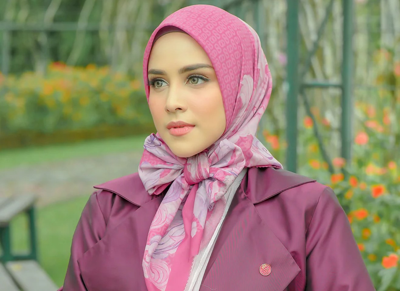 Daftar Jilbab yang Cocok untuk Baju Warna Ungu – Buttonscarves