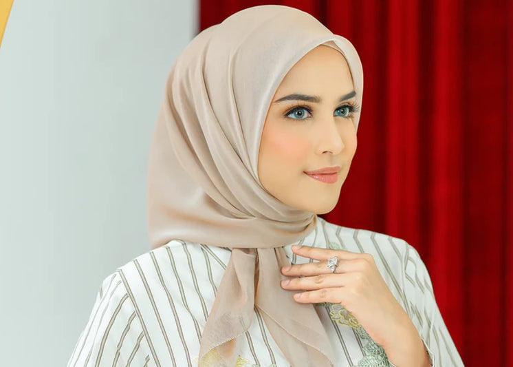 Tutorial Cara Memakai Jilbab Segi Empat agar Rapi