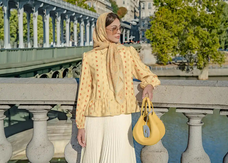 OOTD Baju Butter Yellow, Paling Cocok dengan Jilbab Apa?