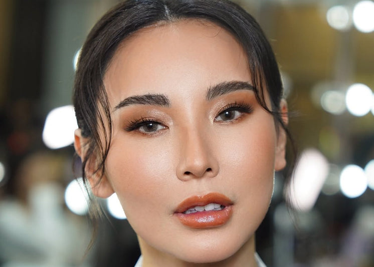 Urutan Makeup yang Benar agar Natural dan Tahan Lama