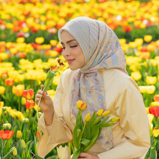 Kerudung Motif Bunga Segi Empat Terbaru dari Buttonscarves
