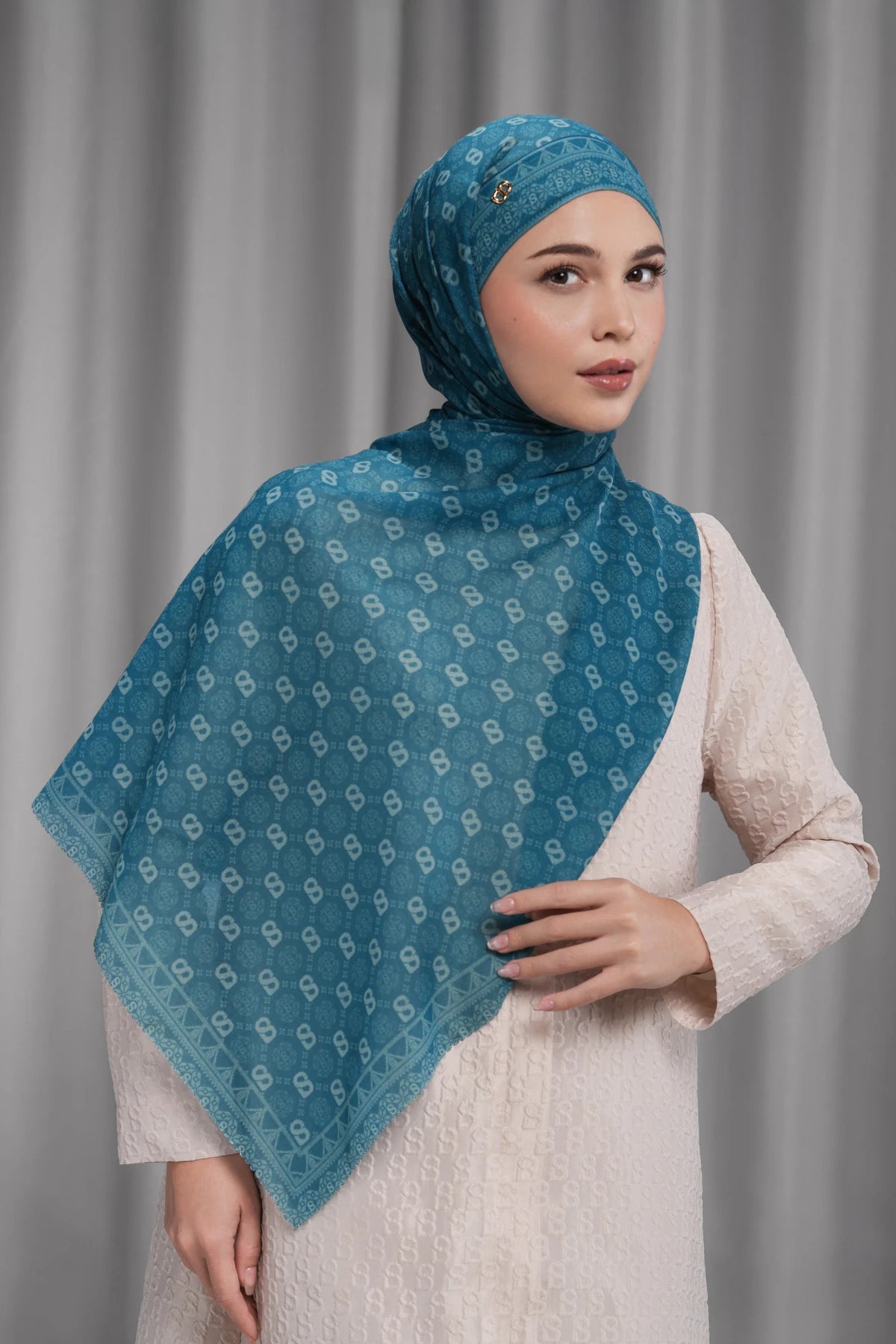 songket tie back shawl in indigo by buttonscarves style look