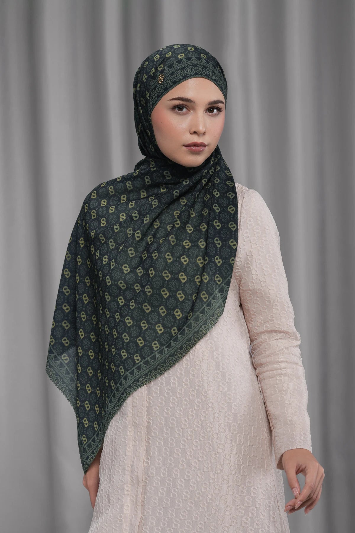 songket tie back shawl in peacock by buttonscarves style look