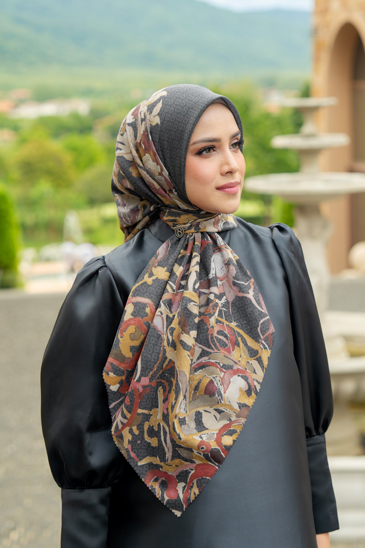 Velmora Square - Pencil