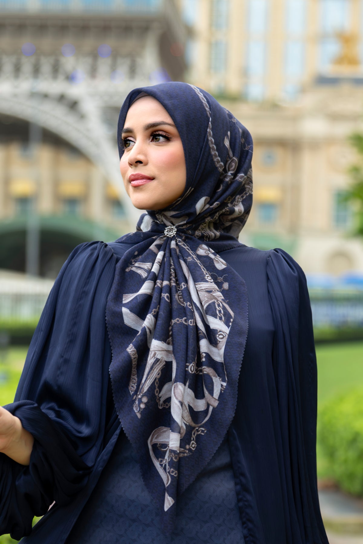 Signature Chain Square - Azure