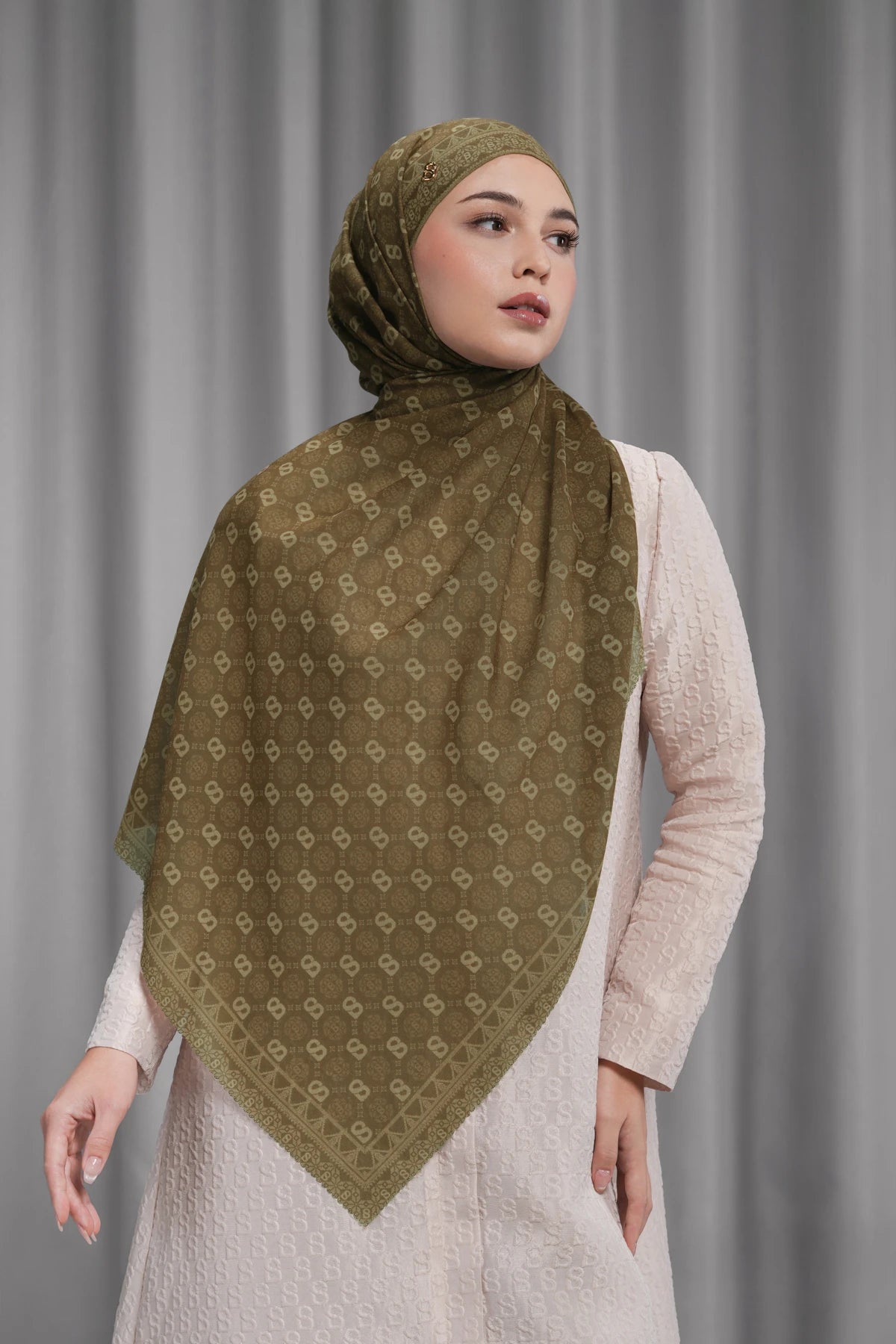 songket tie back shawl in peanut by buttonscarves style look