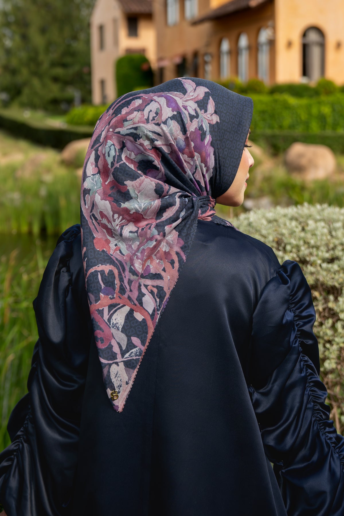 Velmora Square - Ink