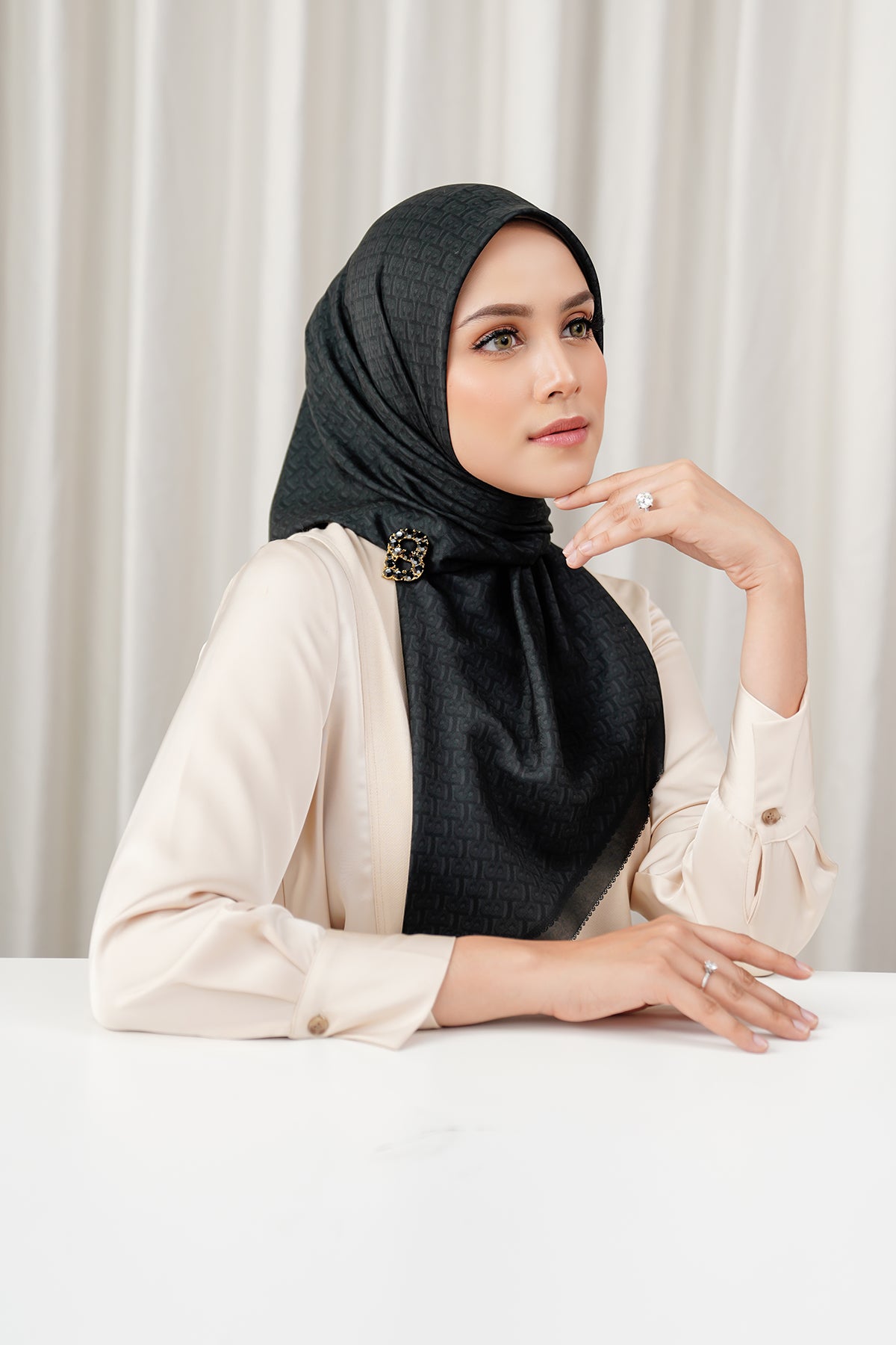 Tualet uchun porno veb-kameralar Ular külotlu çoraplar orqali siltanadilar