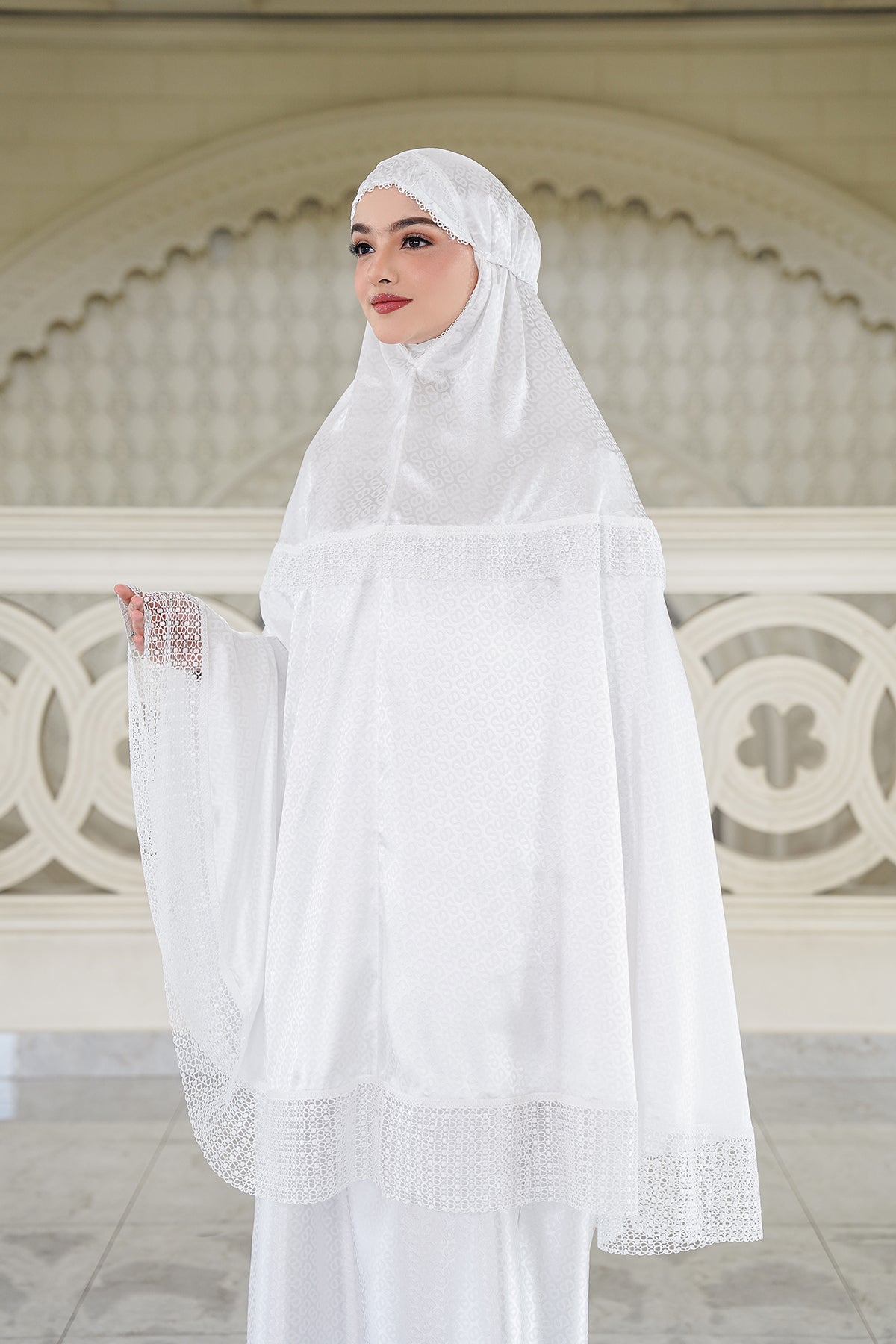 Api Robe Lavish Tapis Prayer Robe - White – Buttonscarves