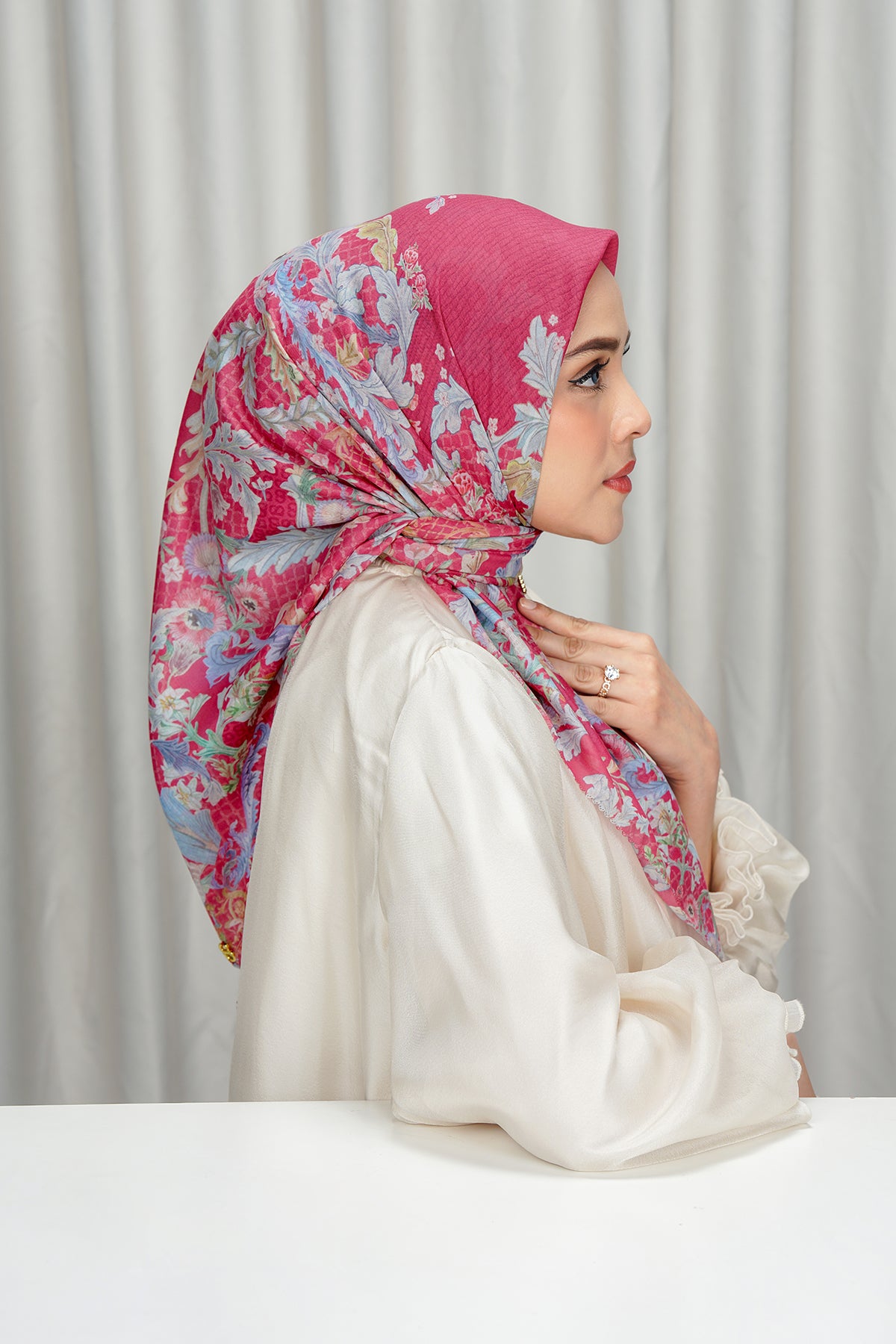 Button Yarrow Royale - Grandeur Square - Pink Yarrow – Buttonscarves