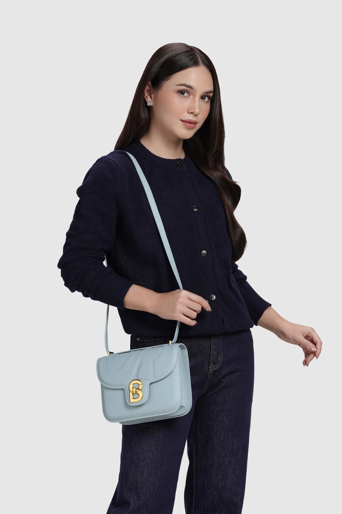 Model memakai tas Buttonscarves Alba Bag Medium warna biru