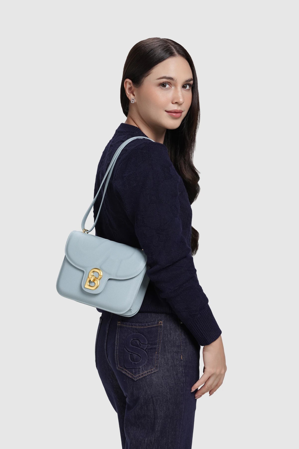 Model memakai Buttonscarves Alba Bag Medium warna biru tampak samping