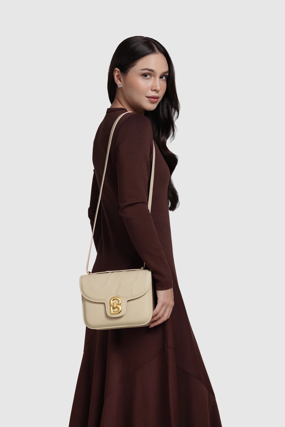 Model memakai tas Buttonscarves Alba Bag Medium warna putih chalk