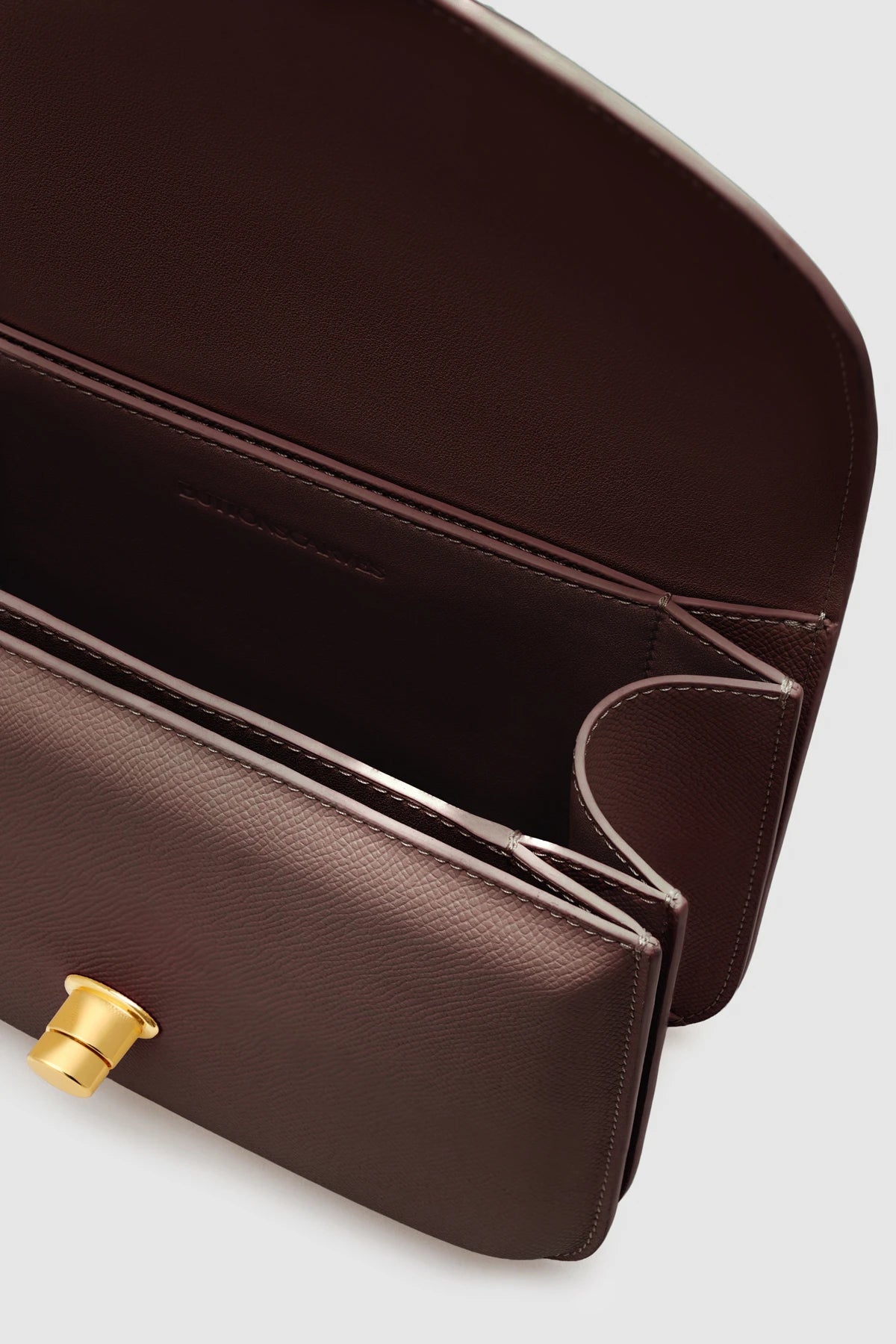 Detail tas shoulder Buttonscarves Alba Bag Medium warna dark cocoa
Foto bagian dalam Buttonscarves Alba Bag Medium warna dark cocoa