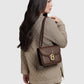Model memakai tas Buttonscarves Alba Bag Medium warna dark cocoa