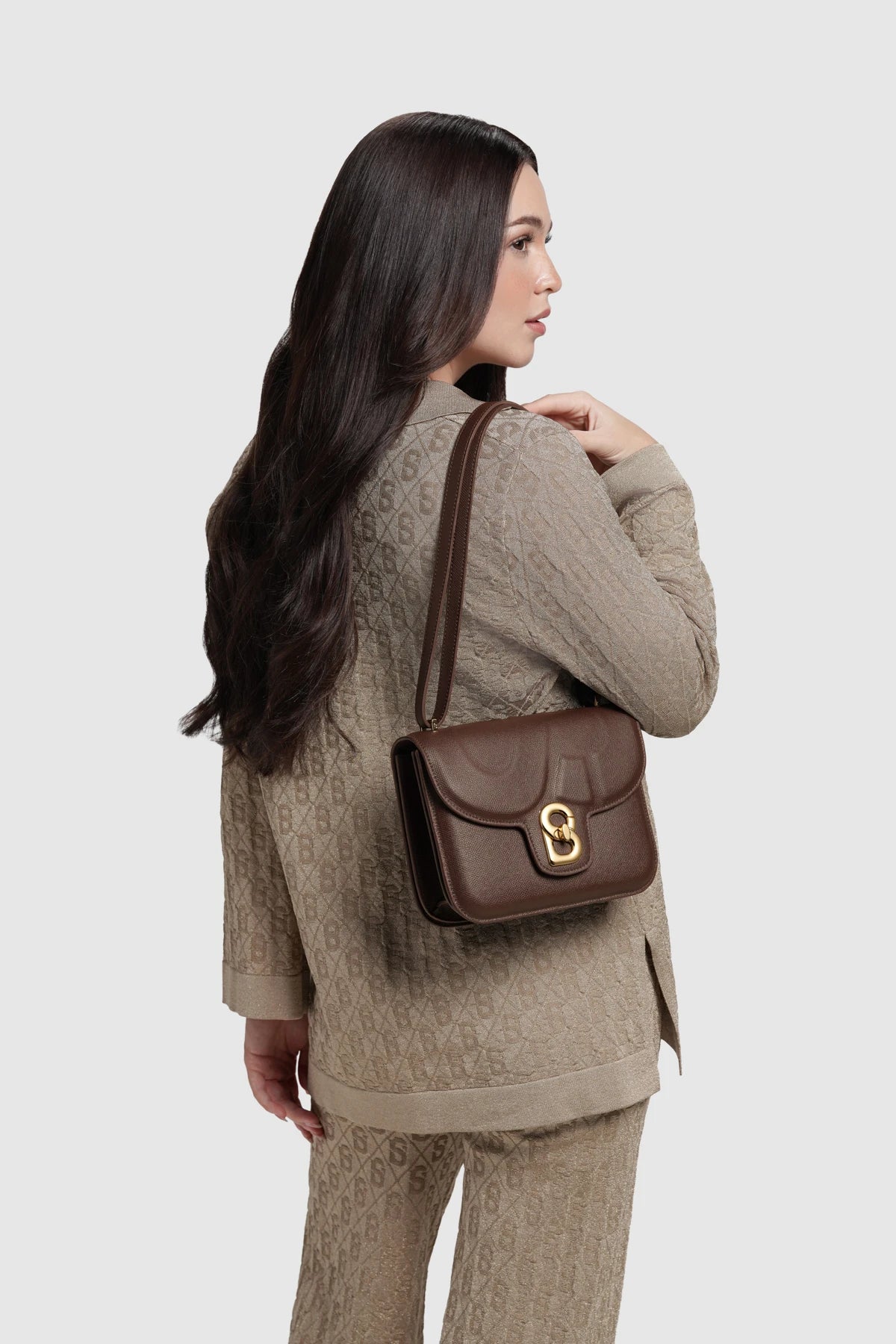 Model memakai tas Buttonscarves Alba Bag Medium warna dark cocoa