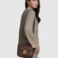 Model memakai Buttonscarves Alba Bag Medium warna dark cocoa tampak samping