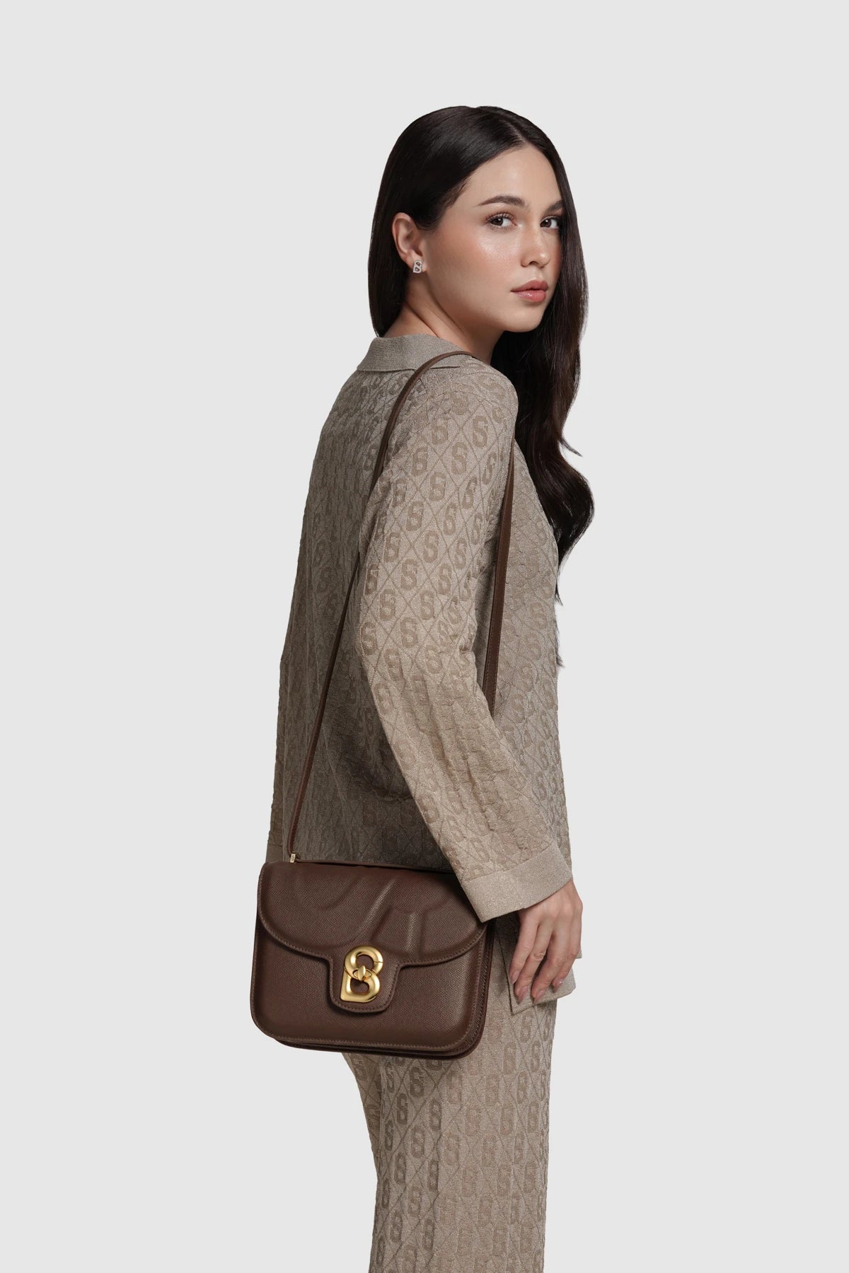 Model memakai Buttonscarves Alba Bag Medium warna dark cocoa tampak samping