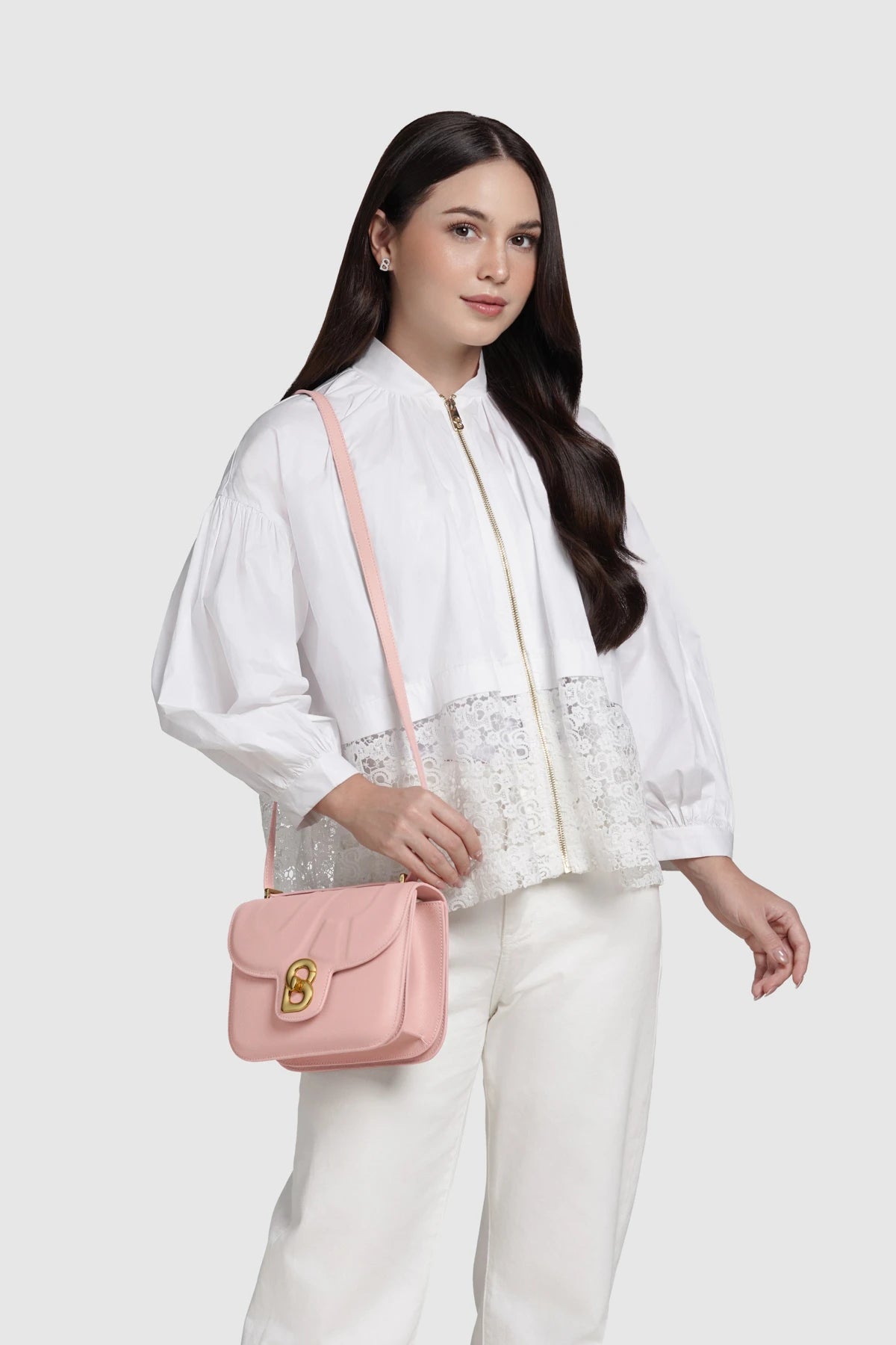 Model memakai tas Buttonscarves Alba Bag Medium warna dusty pink