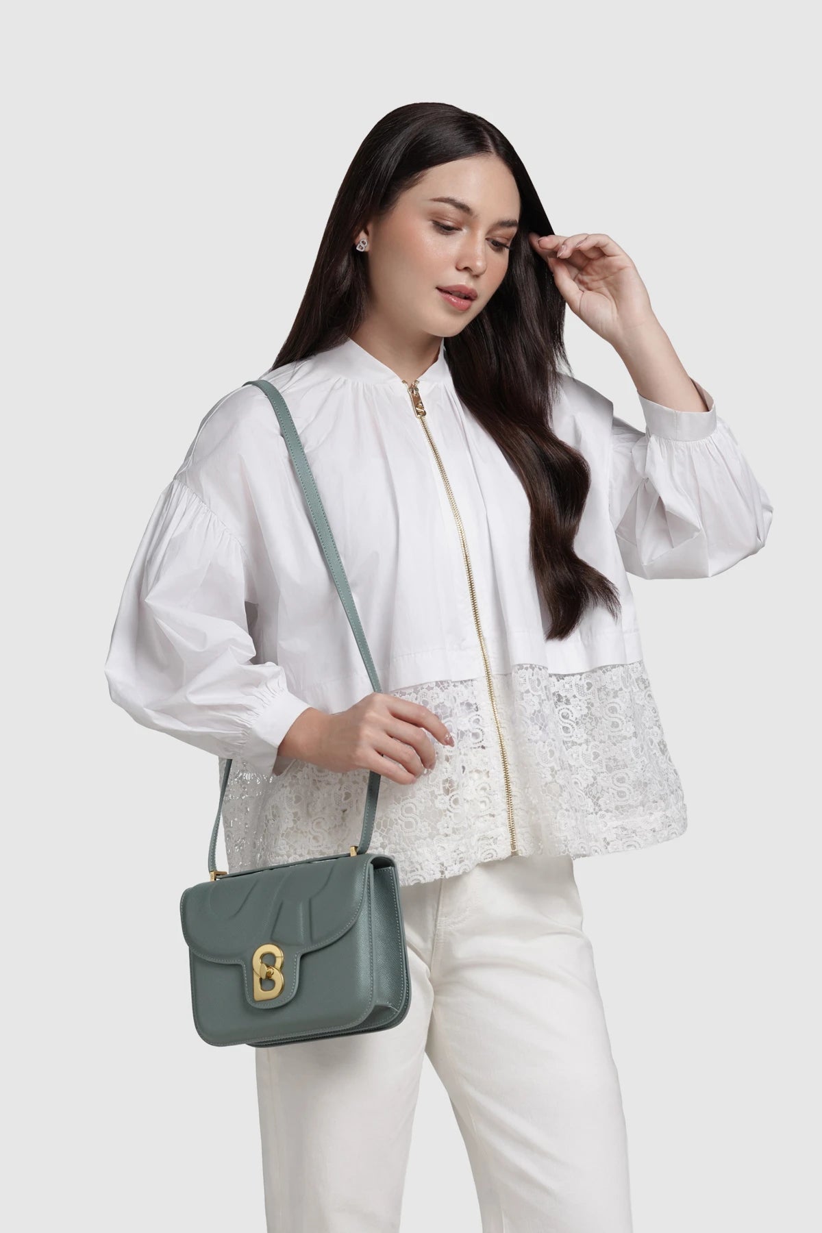 Model memakai tas Buttonscarves Alba Bag Medium warna hijau 