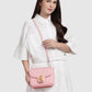 Model memakai tas Buttonscarves Alba Bag Medium warna pink 