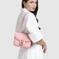 Model memakai Buttonscarves Alba Bag Medium warna pink tampak samping