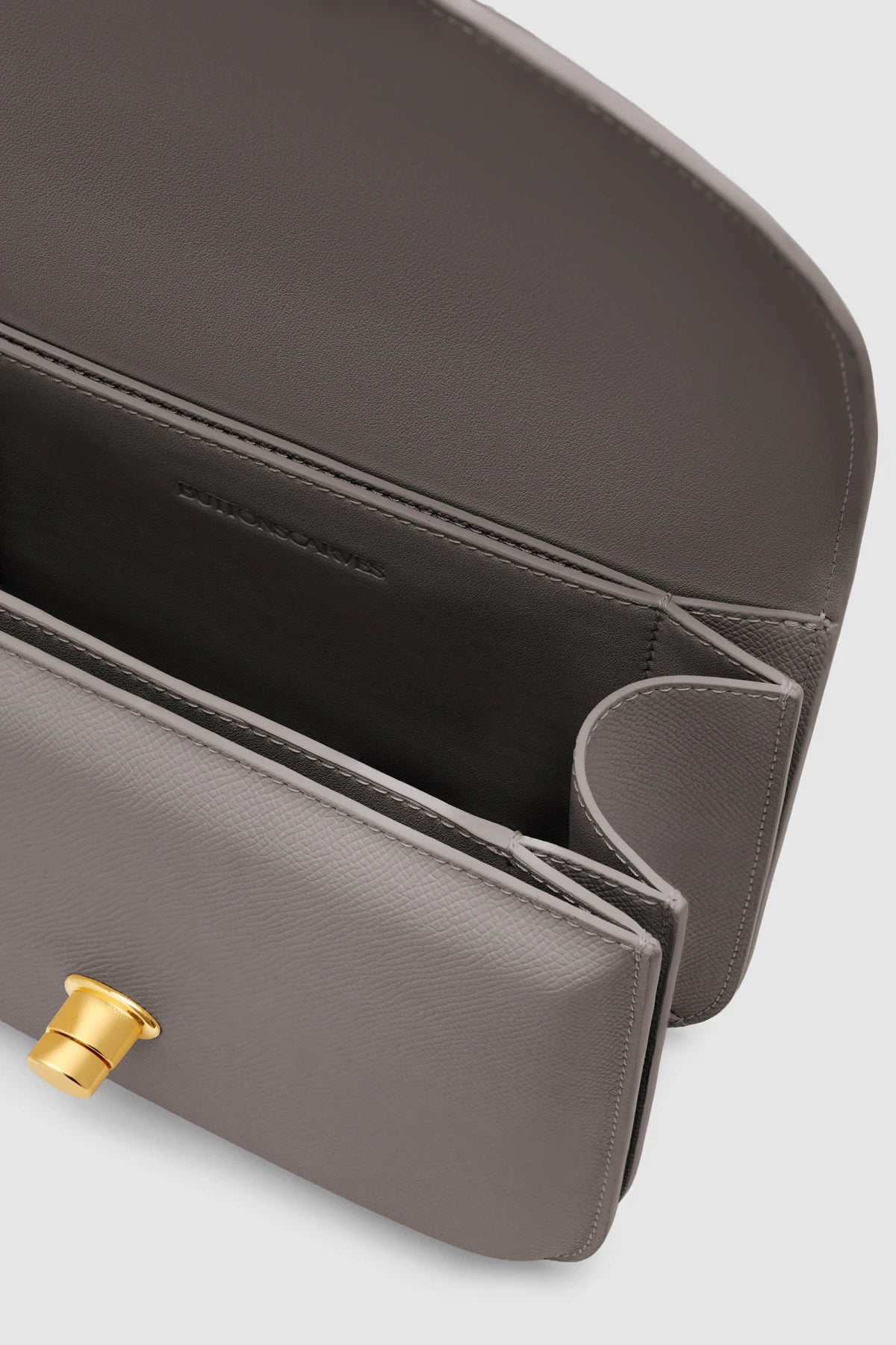 Foto bagian dalam Buttonscarves Alba Bag Medium warna Taupe