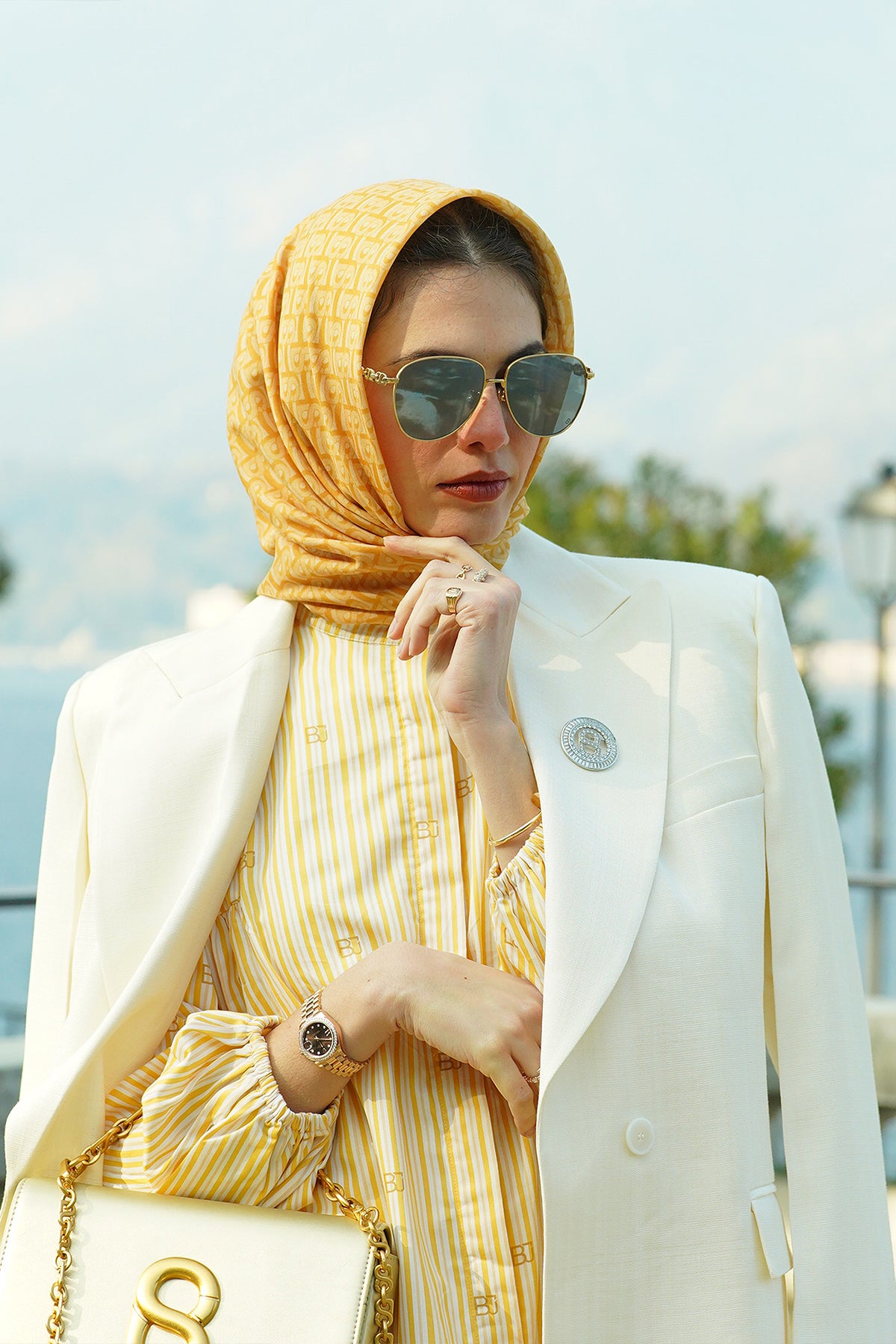 Buvim suratda yirtilib ketmoqda Buvim suratda yirtilib ketmoqda